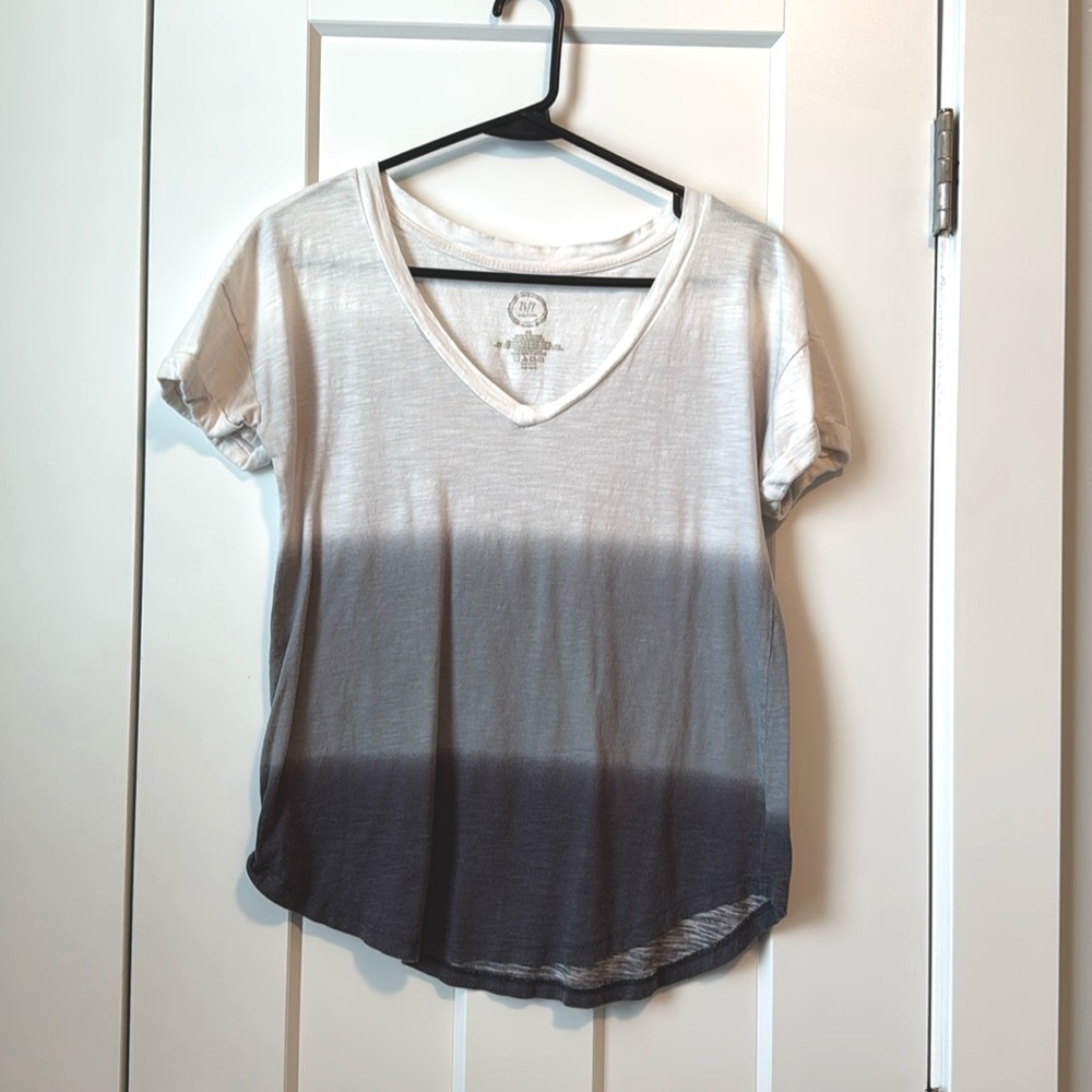 White and gray ombré 24/7 tee from Maurice’s. Size XS. Great condition!